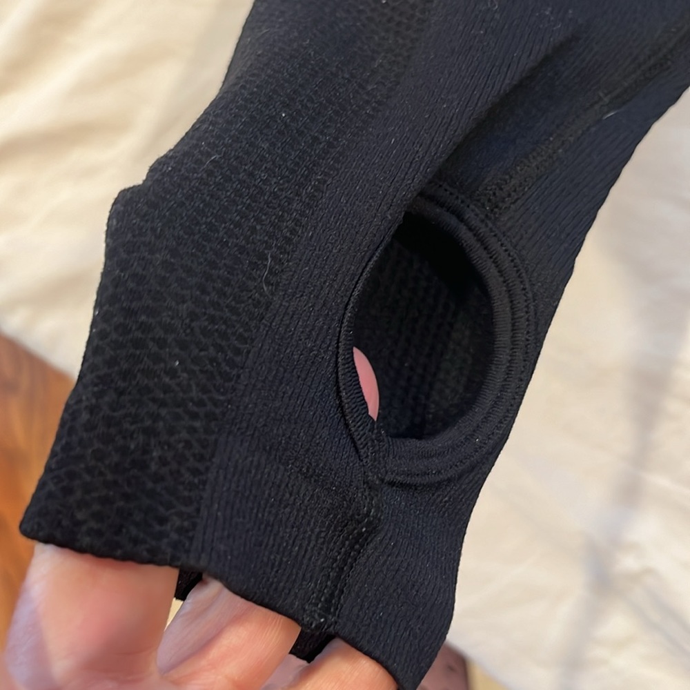 Amazon black Spandex workout top with cutout back - Picture 4 of 7